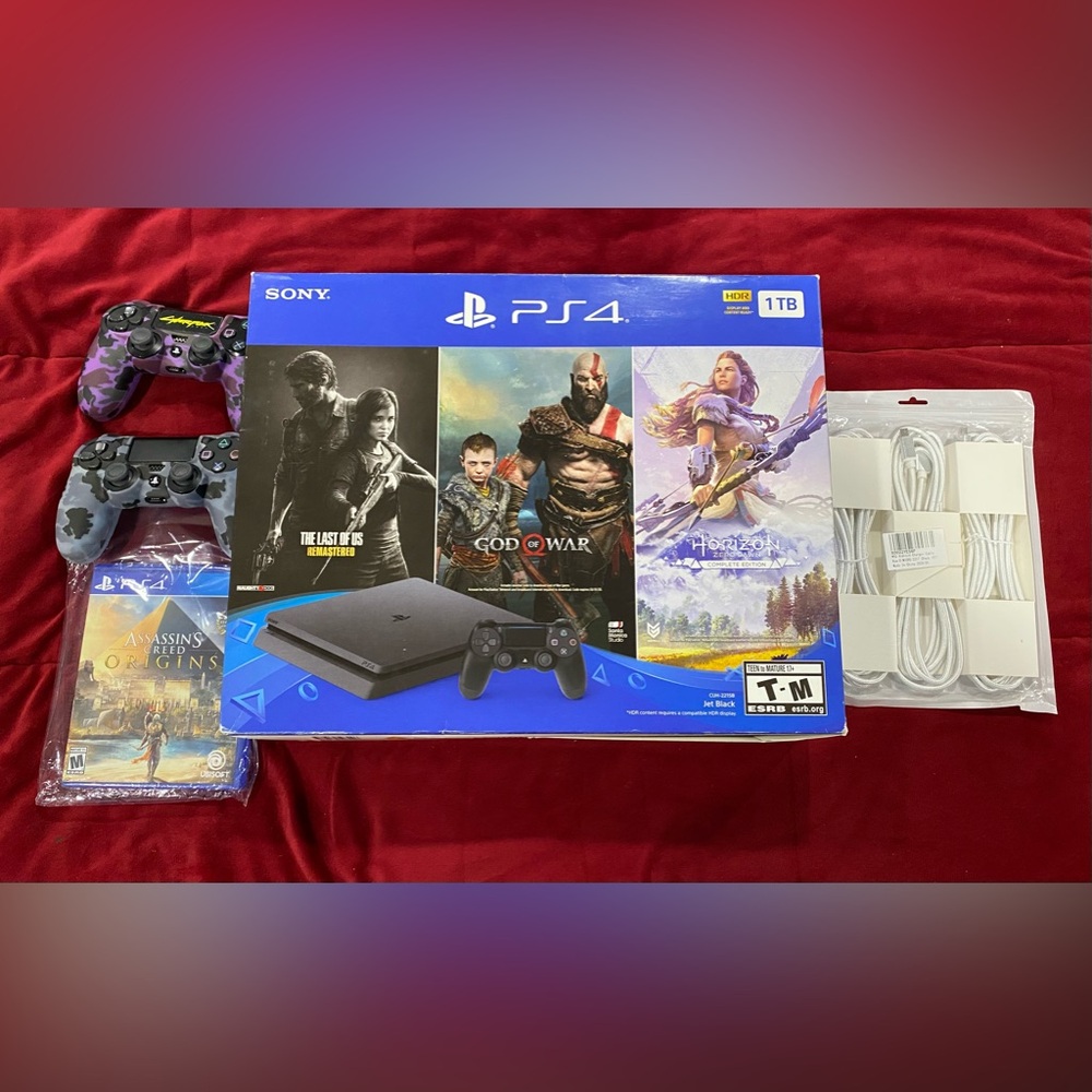 COPY - Slim PlayStation 4 with two DualShock used and 1 new game and new USB